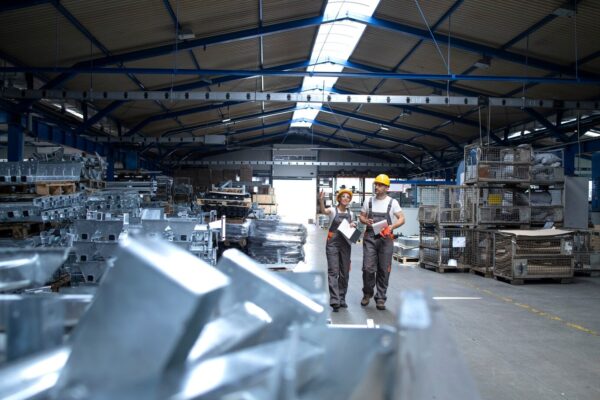 trabajadores-fabrica-sala-produccion-industrial_342744-172