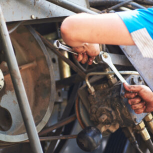 combine-machine-service-mechanic-repairing-motor-outdoors 1 combine-machine-service-mechanic-repairing-motor-outdoors 1